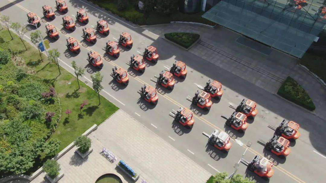 新晉頂流丨徐工“叉醬”首次出口即斬獲三十臺(tái)訂單